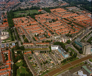 844641 Luchtfoto van de wijk Ondiep te Utrecht, uit het zuidoosten. Op de voorgrond de spoorlijn Utrecht-Amersfoort; ...